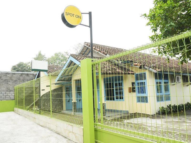 Hotel Spot On 2275 Omah Jm Beran Kidul Esterno foto