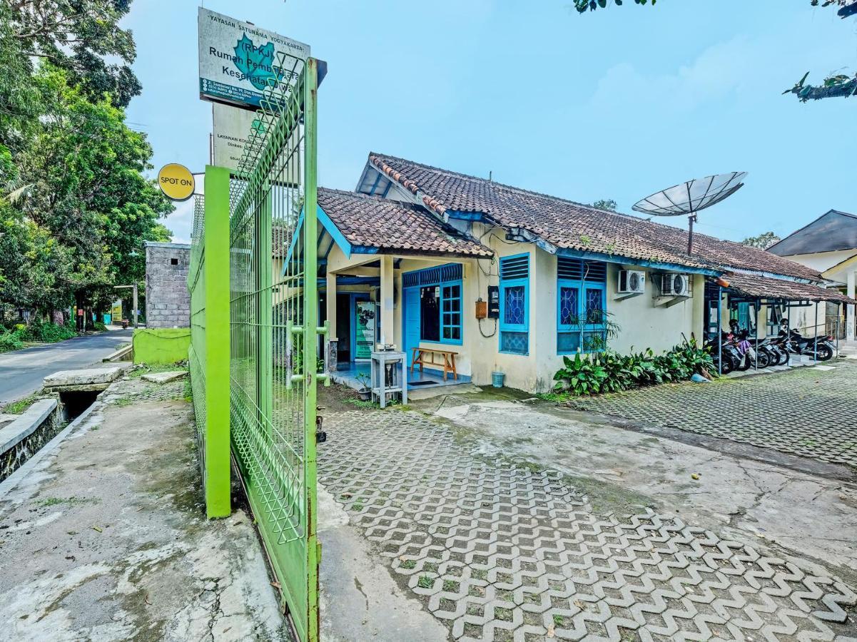 Hotel Spot On 2275 Omah Jm Beran Kidul Esterno foto